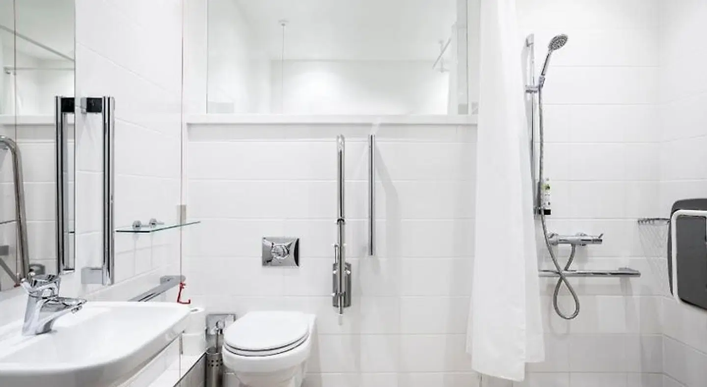 Point A Hotel London Canary Wharf BATHROOM