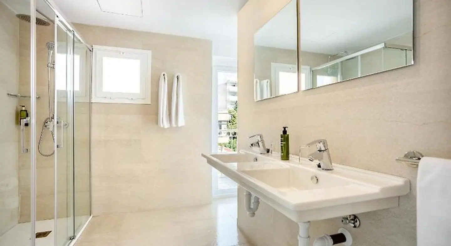 Morlans Garden BATHROOM