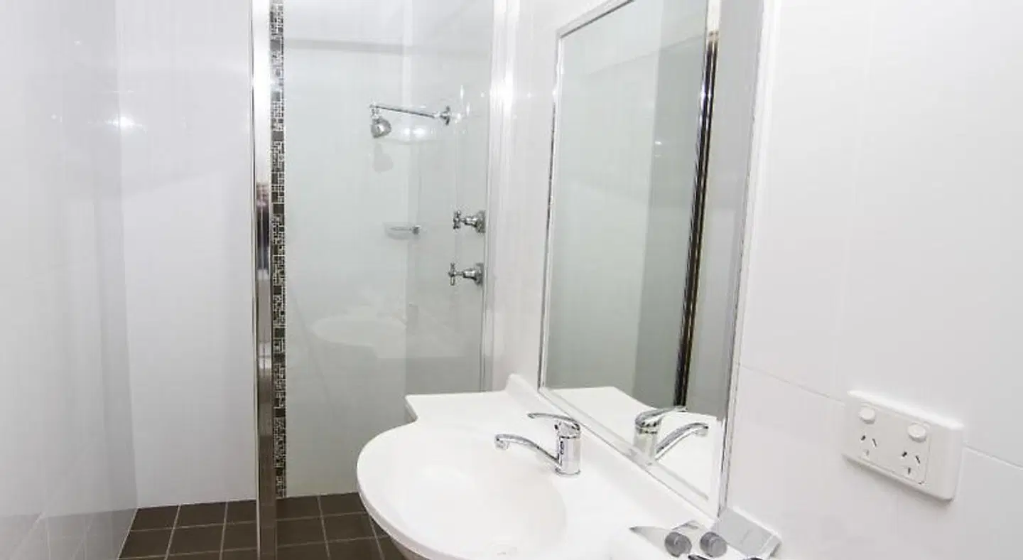 Green Gables Motel BATHROOM