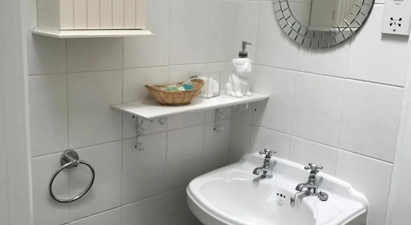 Acer Lodge Guest House BATHROOM