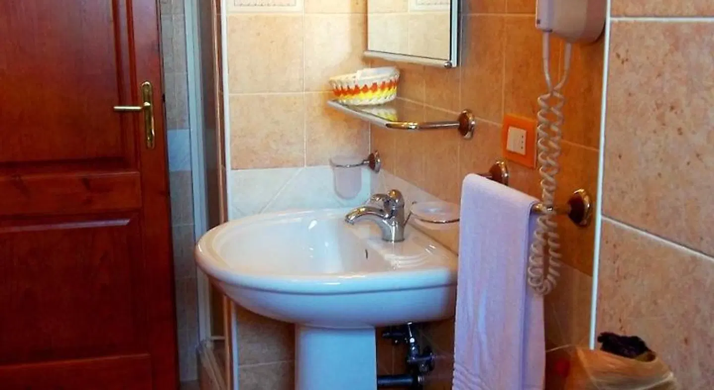 Hotel Ristorante La Conchiglia BATHROOM