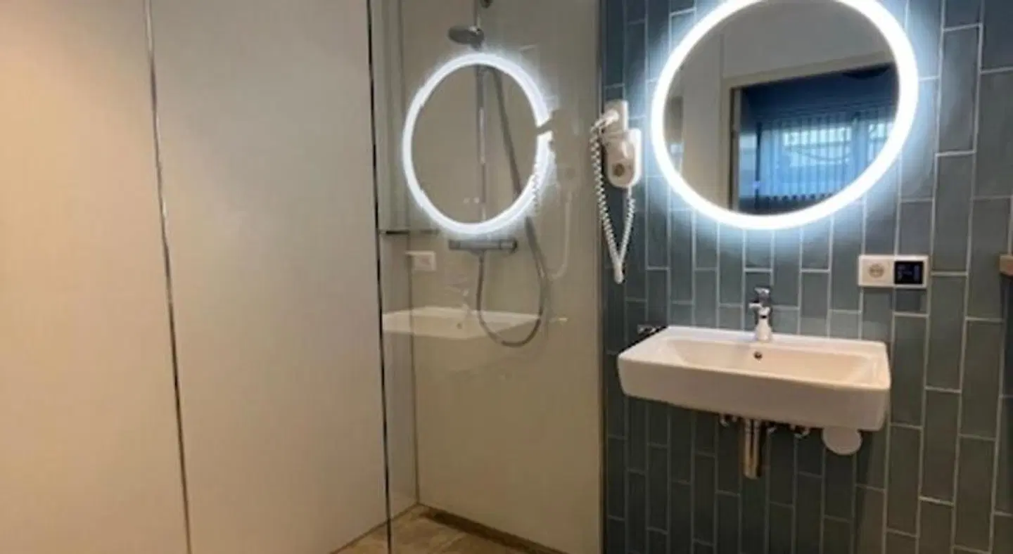 Boulevard Scheveningen BATHROOM