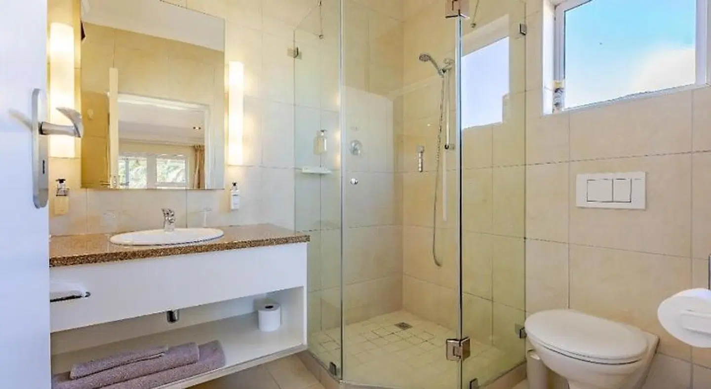 Hajos Lodge BATHROOM