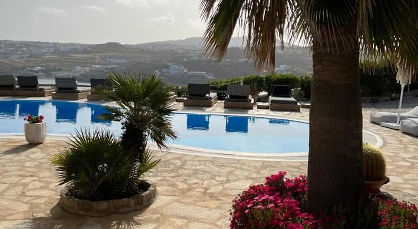 Navy Blue Suites OUTDOOR_POOL