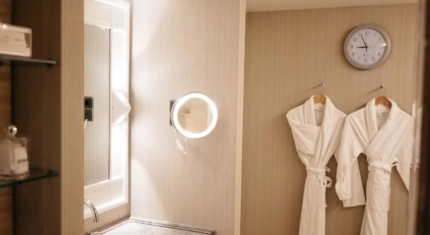 Hyatt Regency Cologne BATHROOM