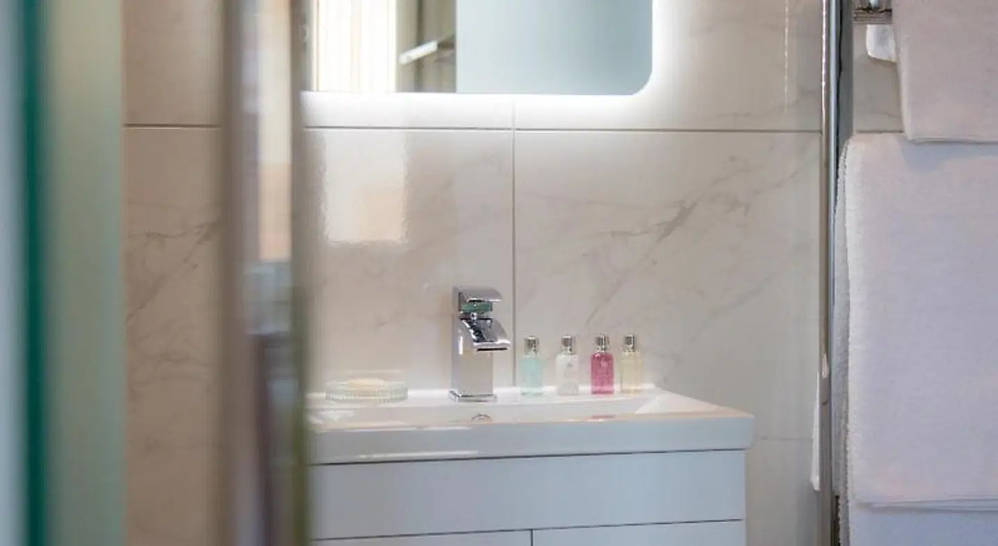 The Hotel Chester BATHROOM