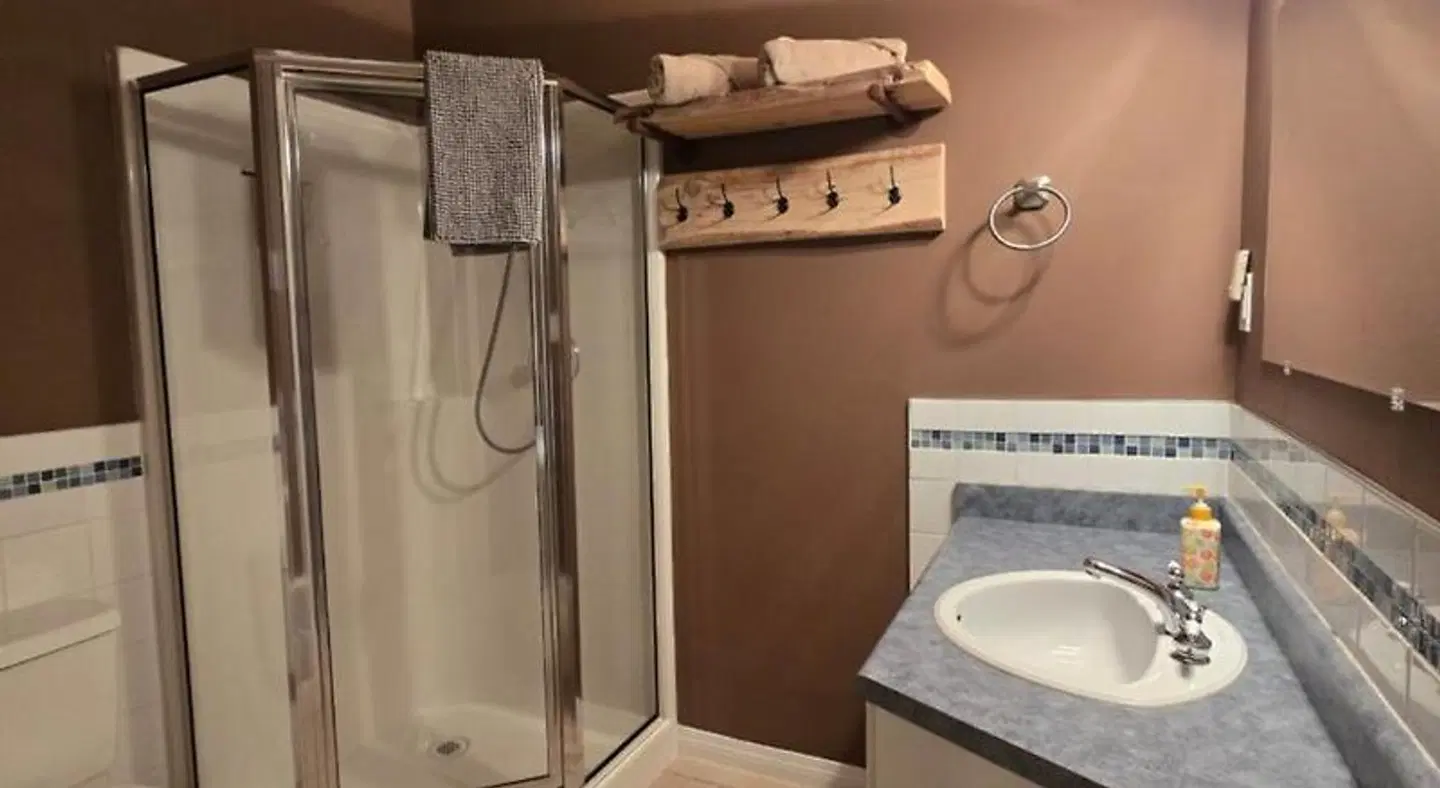 Madeira Park Bed and Breakfast BATHROOM