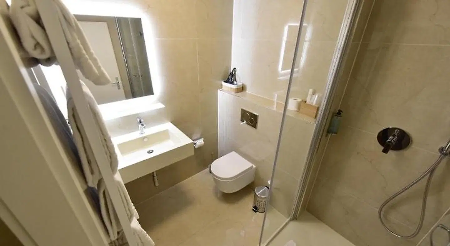 Hotel Rousseau BATHROOM