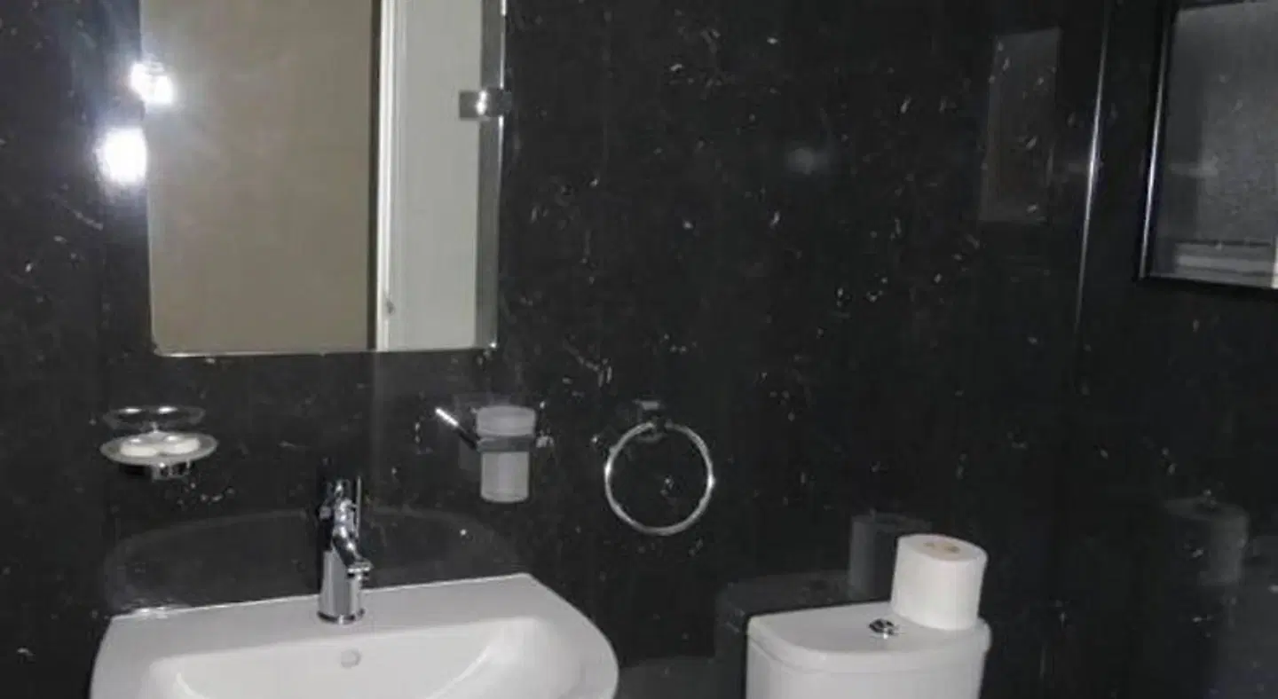 The Old Black Horse - Inn BATHROOM