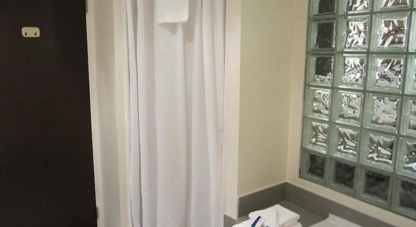 Auberge de la Gare BATHROOM