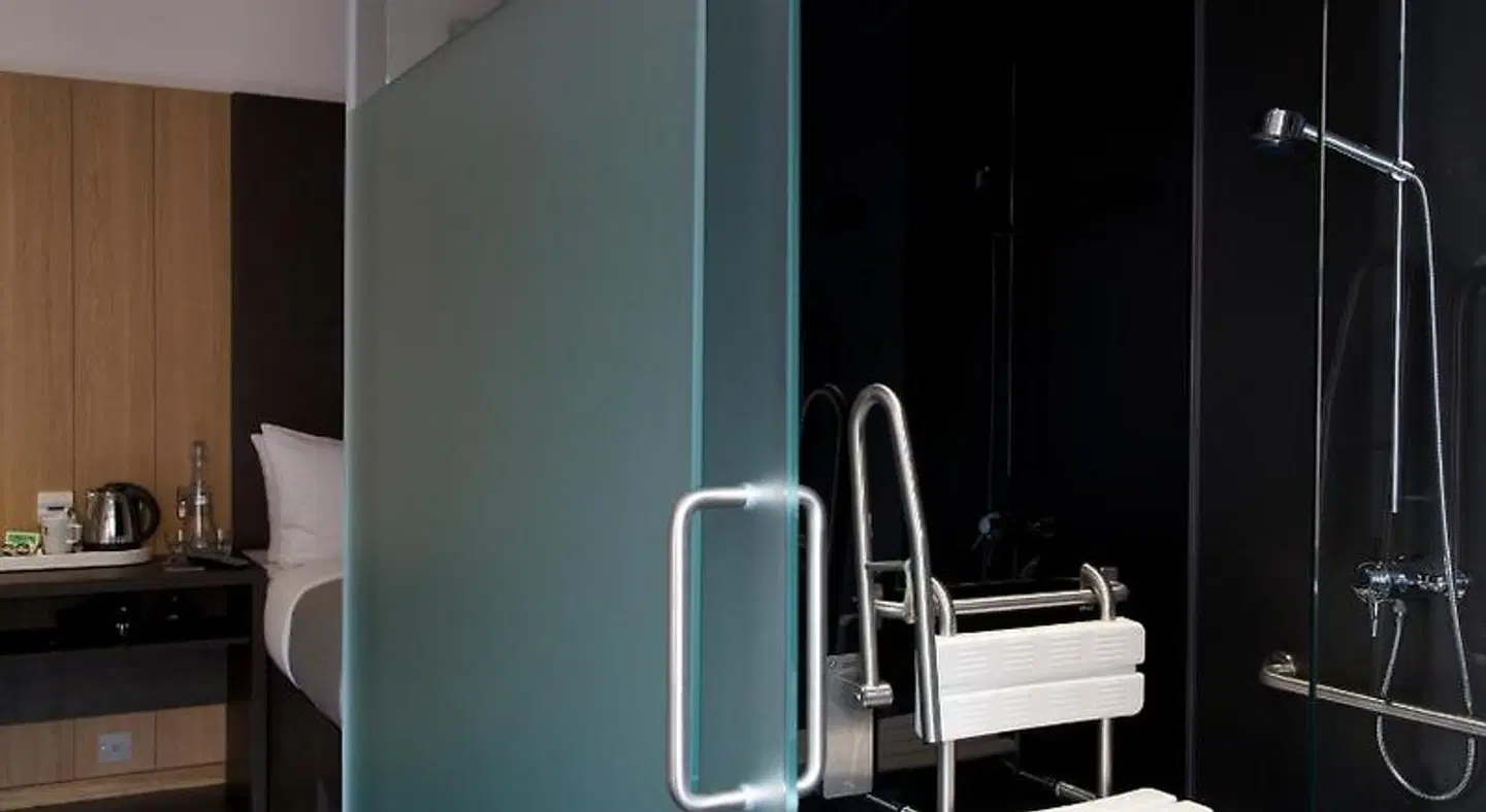 The Z Hotel Victoria BATHROOM