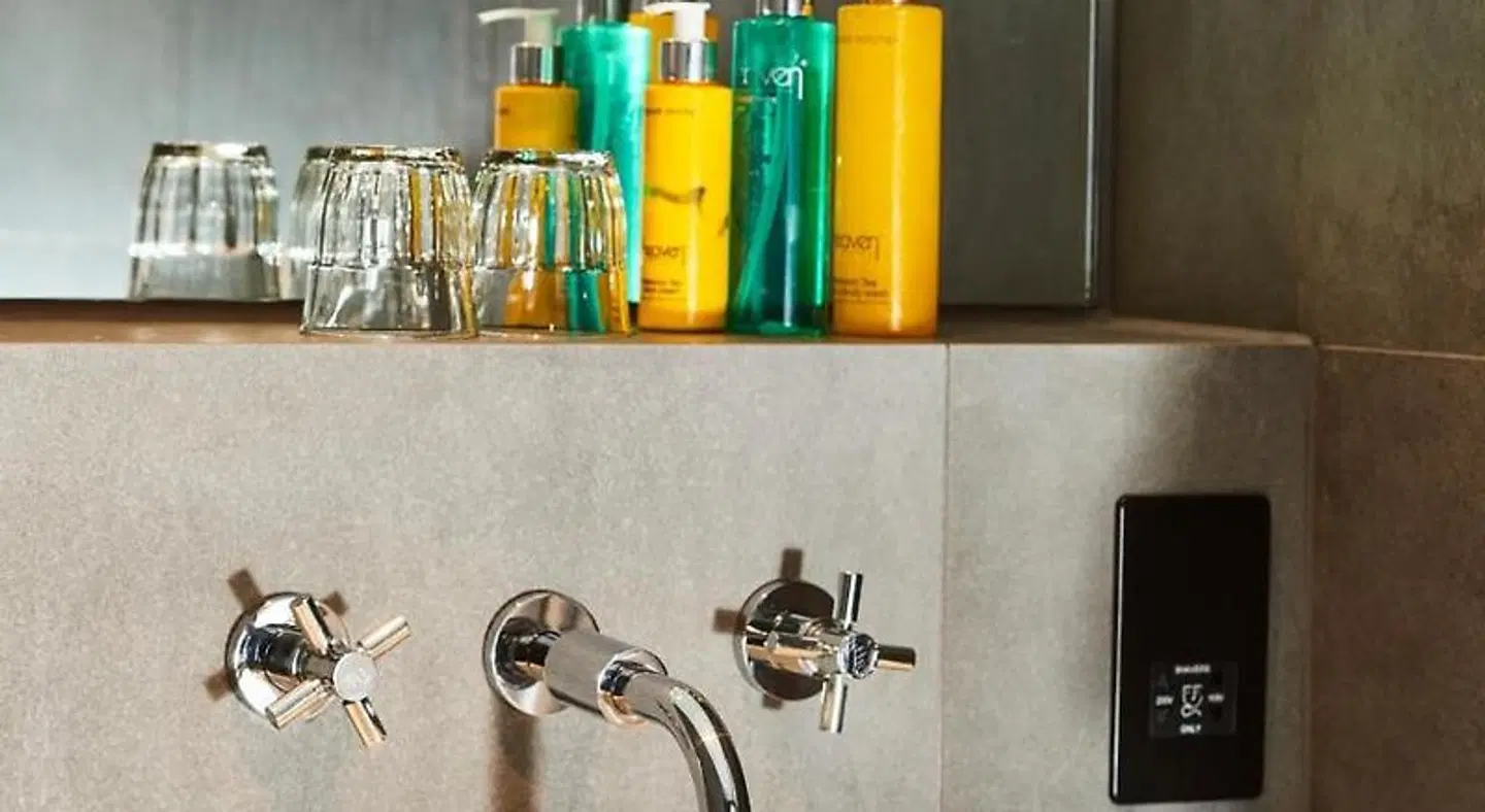 New Road Hotel BATHROOM