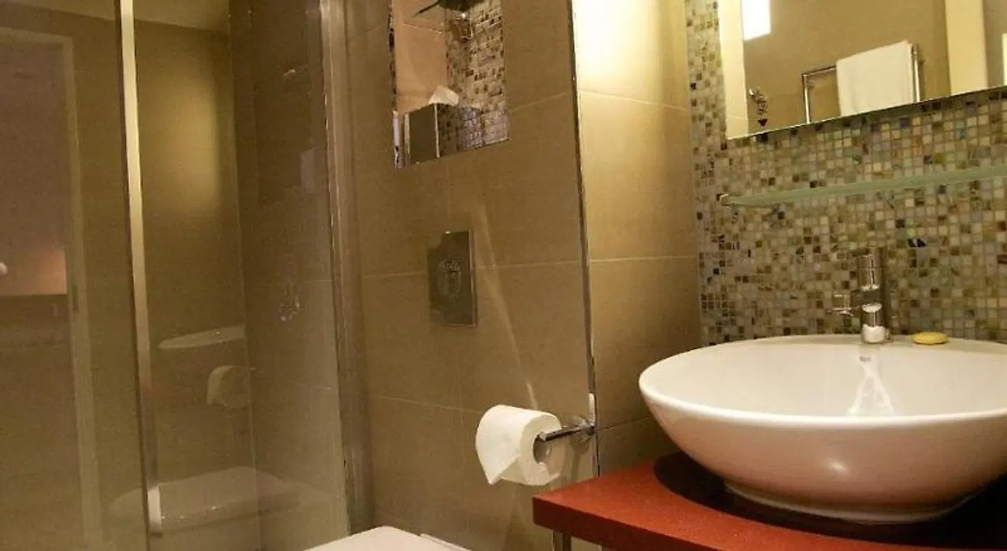 The Belgrave Hotel BATHROOM