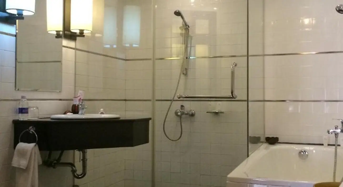 Villa Hue Hotel BATHROOM