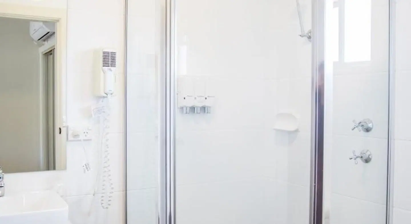 Lilac City Motor Inn & Steakhouse BATHROOM