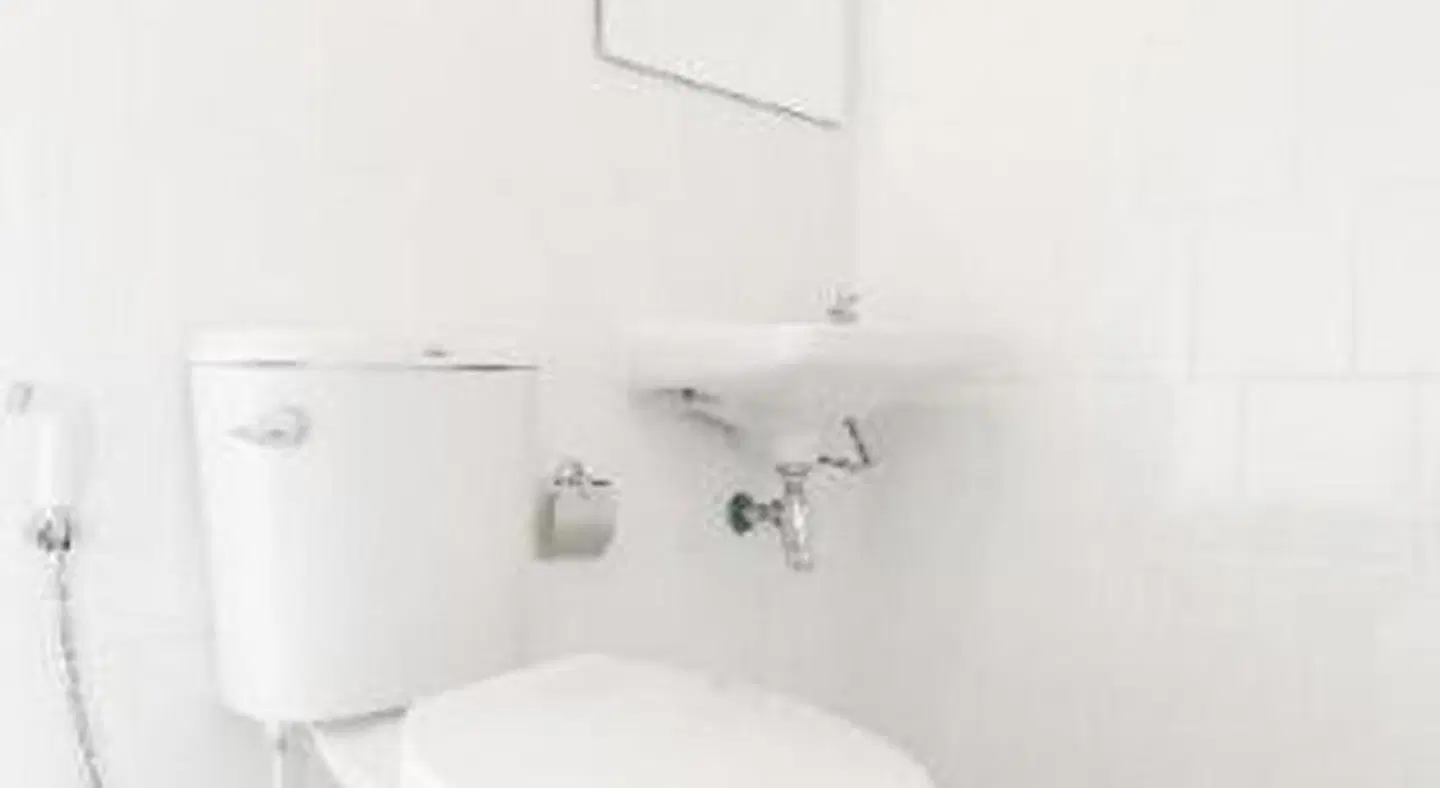 Metro Hotel BATHROOM