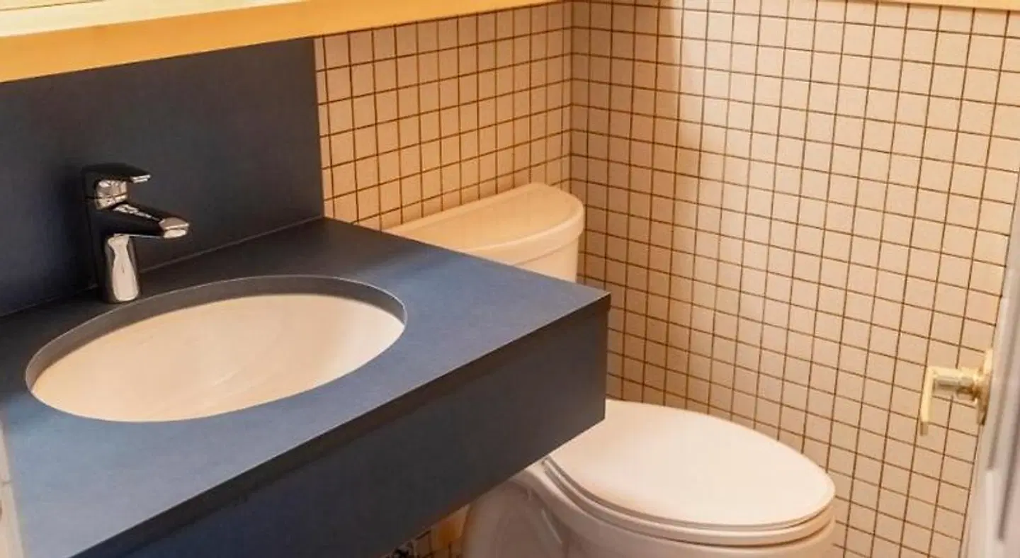 Whalers on the Point Guesthouse HI-Tofino BATHROOM