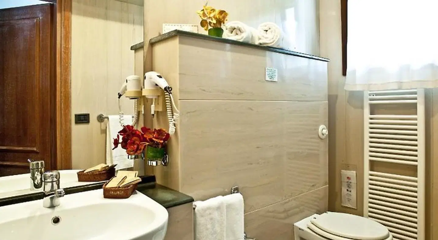 Hotel Daniel BATHROOM