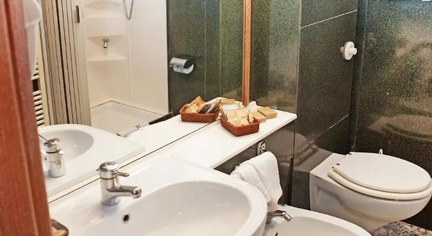 Hotel Daniel BATHROOM