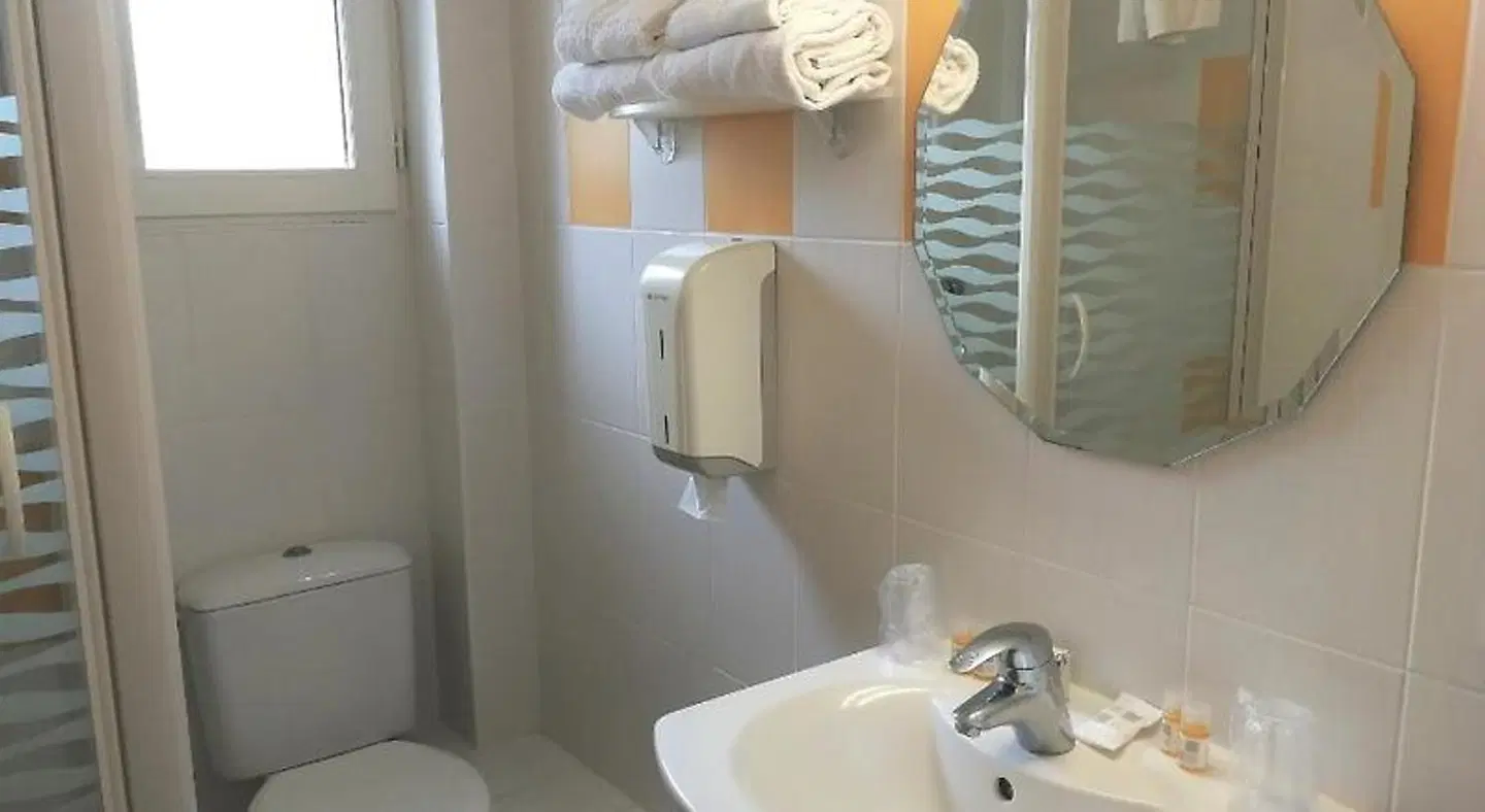 Auberge de Carolles BATHROOM