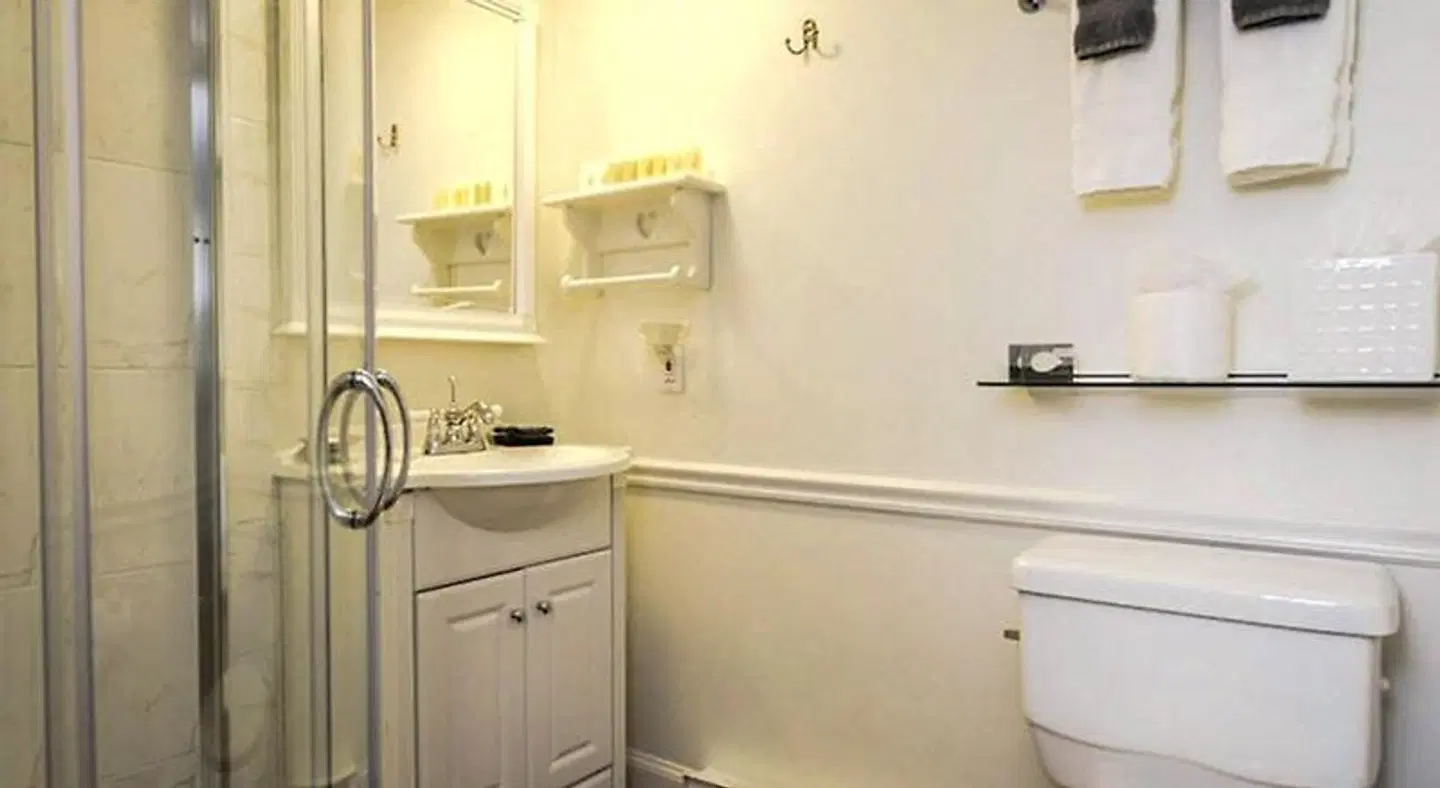 Blackberry Inn BATHROOM