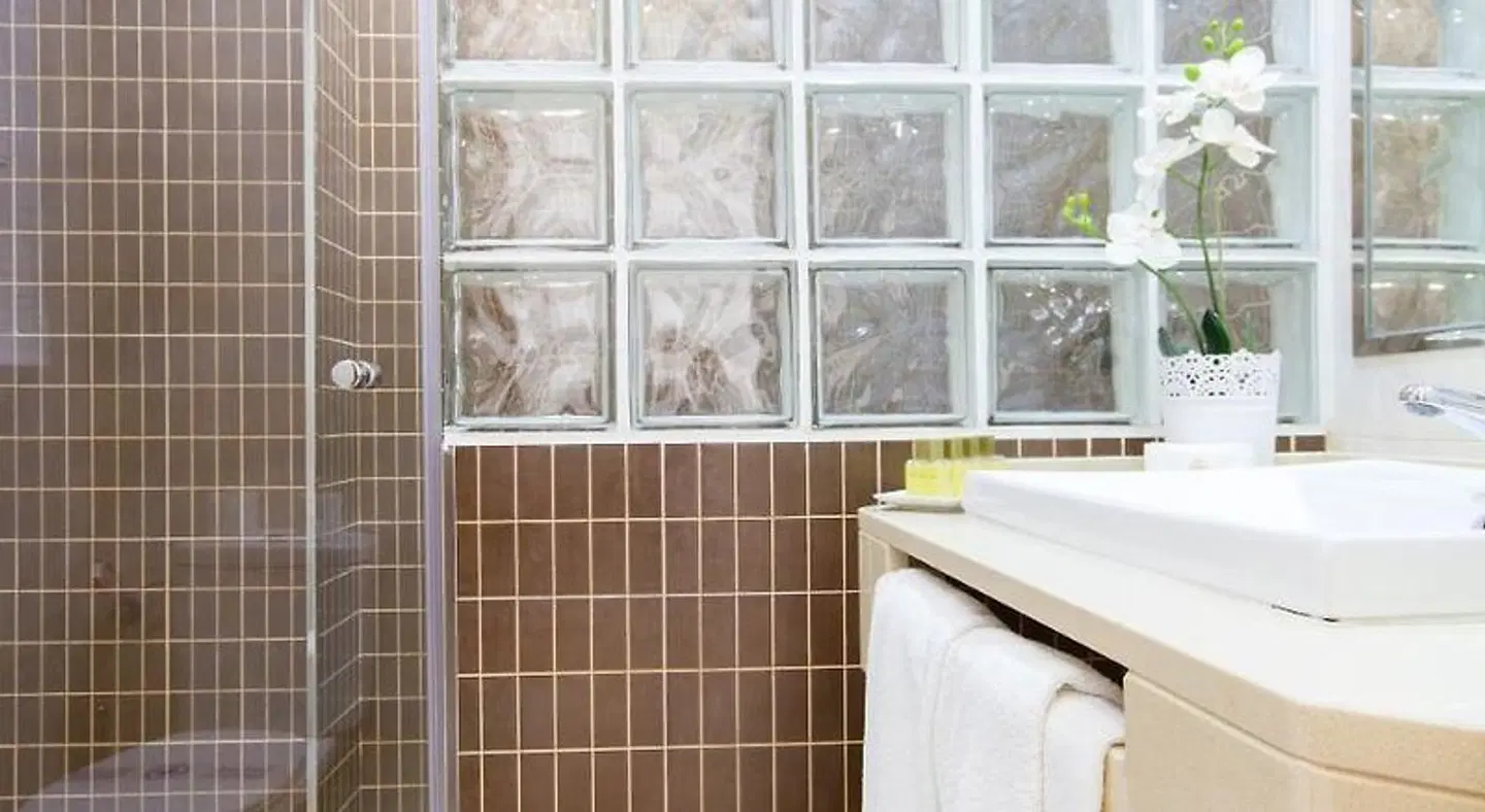 Apartamentos El Tajo BATHROOM