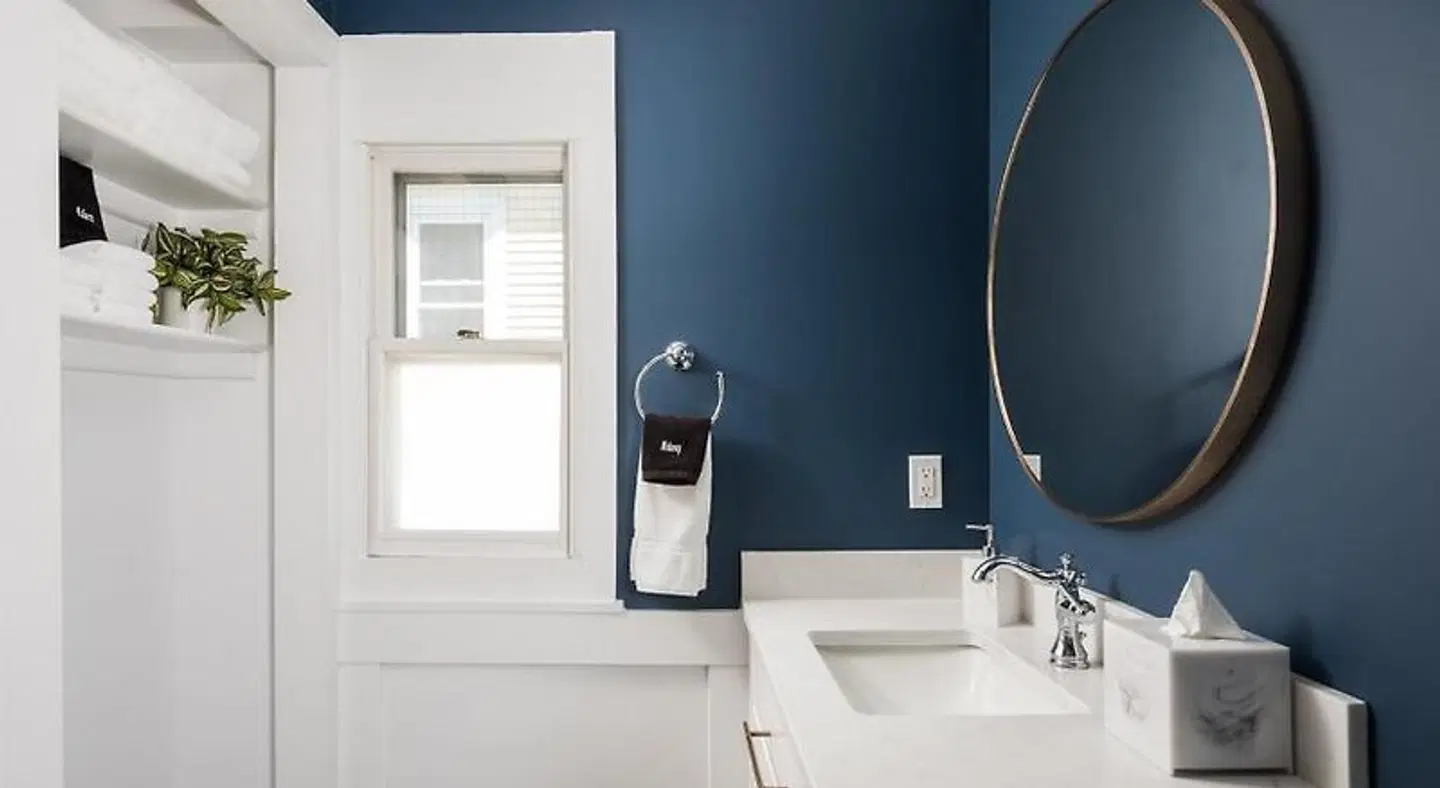 Martin Hill Inn BATHROOM