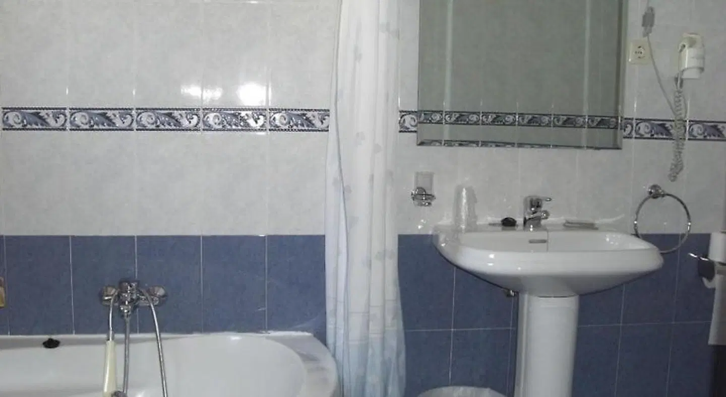 Hostal Casa Lacreu BATHROOM