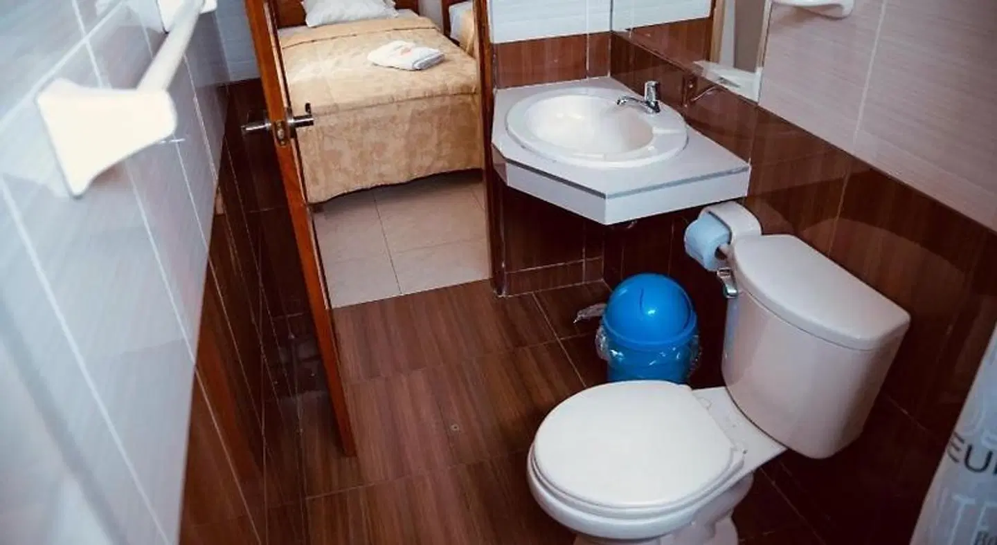 Hospedaje Jorge Chavez BATHROOM