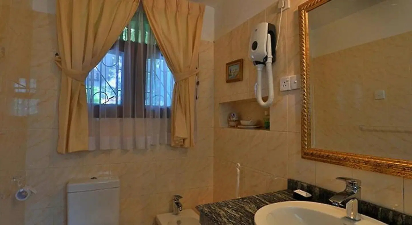 Emel Boutique BATHROOM