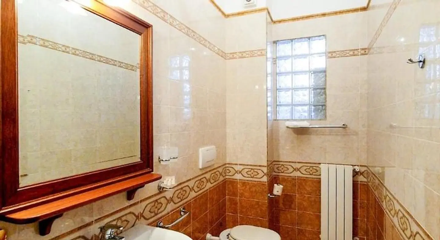 Euro Hotel Iglesias BATHROOM