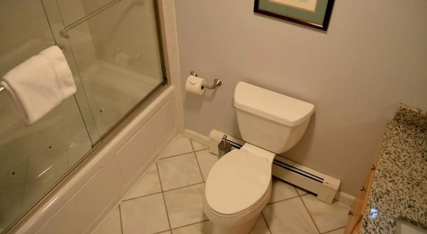 The Victoria Inn Bed & Breakfast and Pavilion BATHROOM