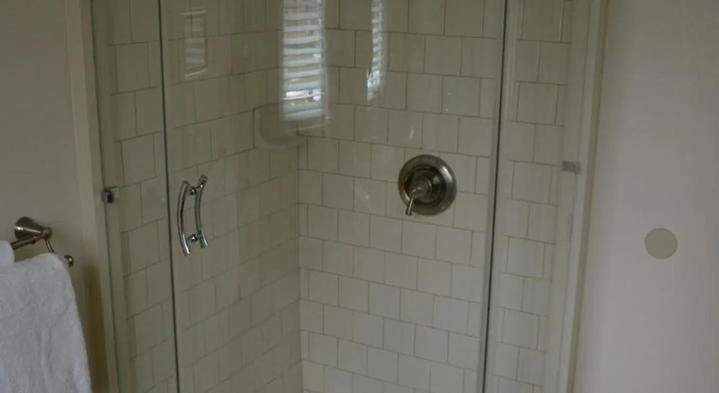 The Victoria Inn Bed & Breakfast and Pavilion BATHROOM