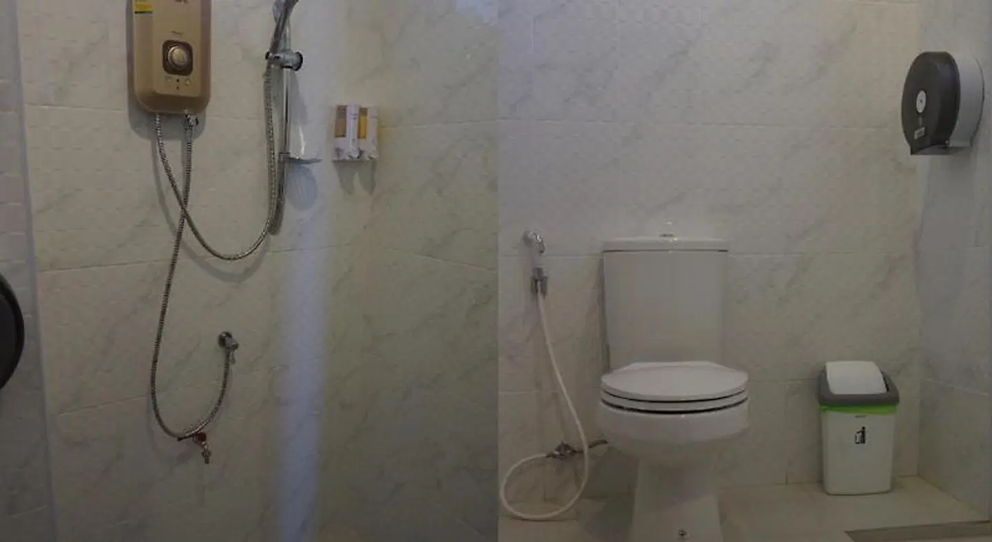 Kata Beachwalk Hotel and Bungalows BATHROOM