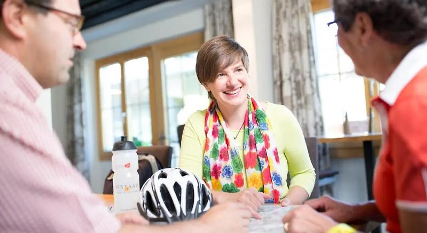 Le Petit Relais PEOPLE