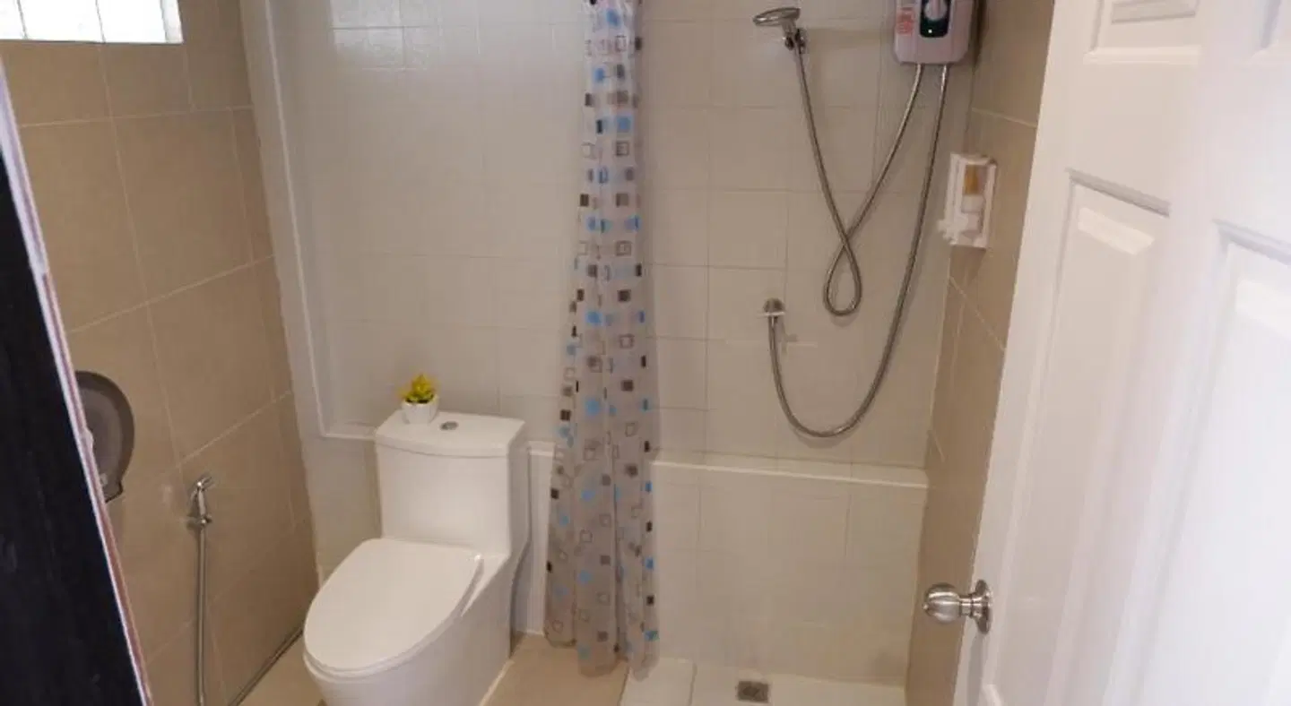 Kata Beachwalk Hotel and Bungalows BATHROOM