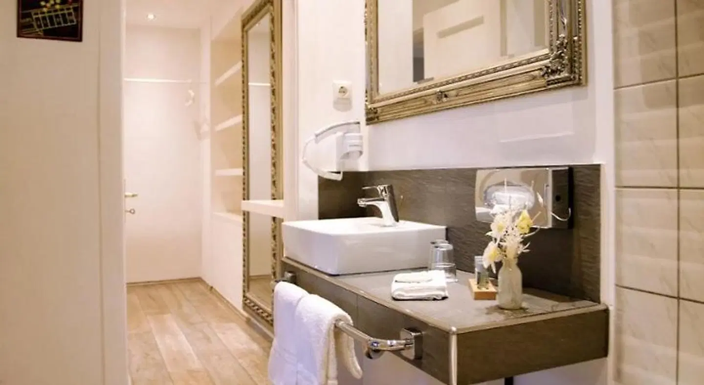 Hotel Royal Julich BATHROOM