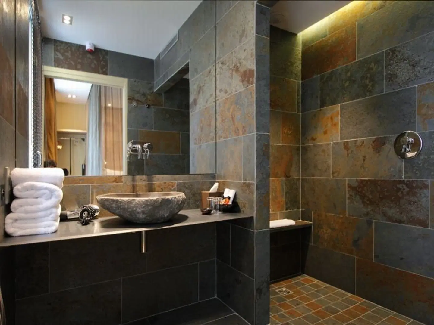 Hidden Hotel by Elegancia BATHROOM