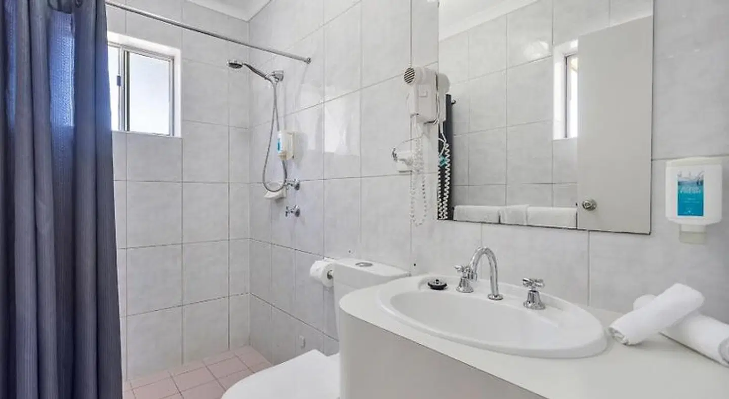 Coast Motel and Apartments BATHROOM