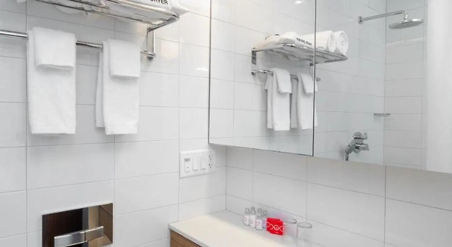 Pod Times Square BATHROOM