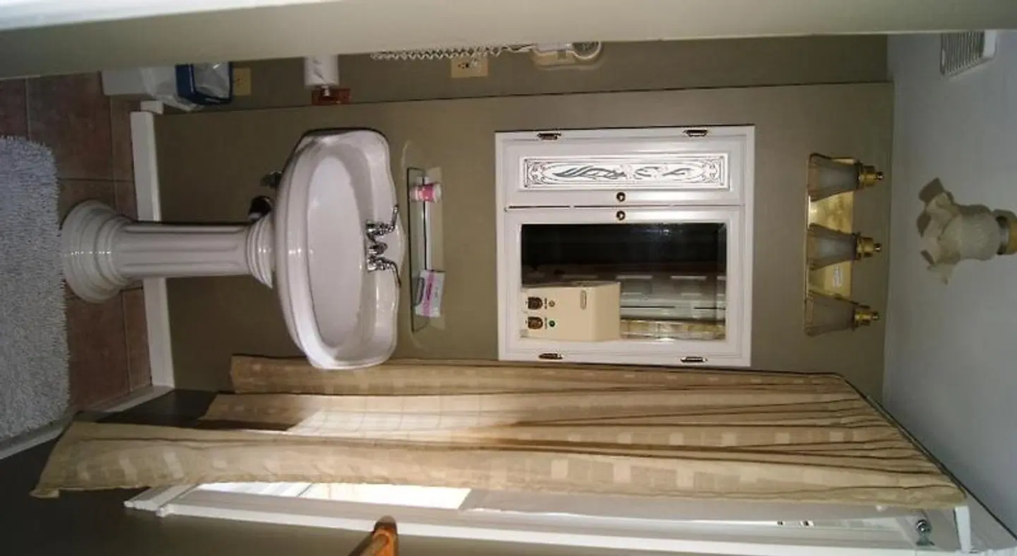 Ye Olde Walkerville Bed & Breakfast BATHROOM