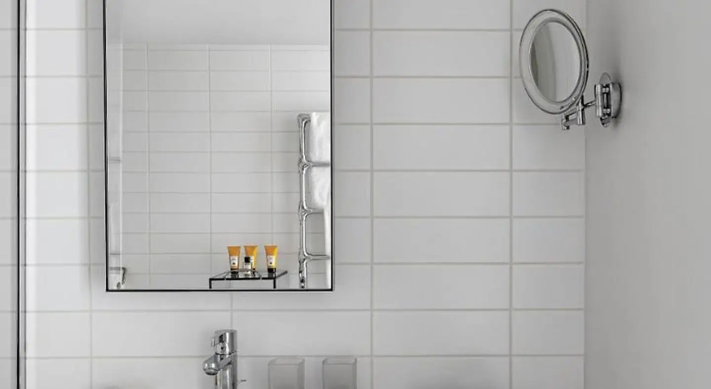 White 1921 Courchevel BATHROOM