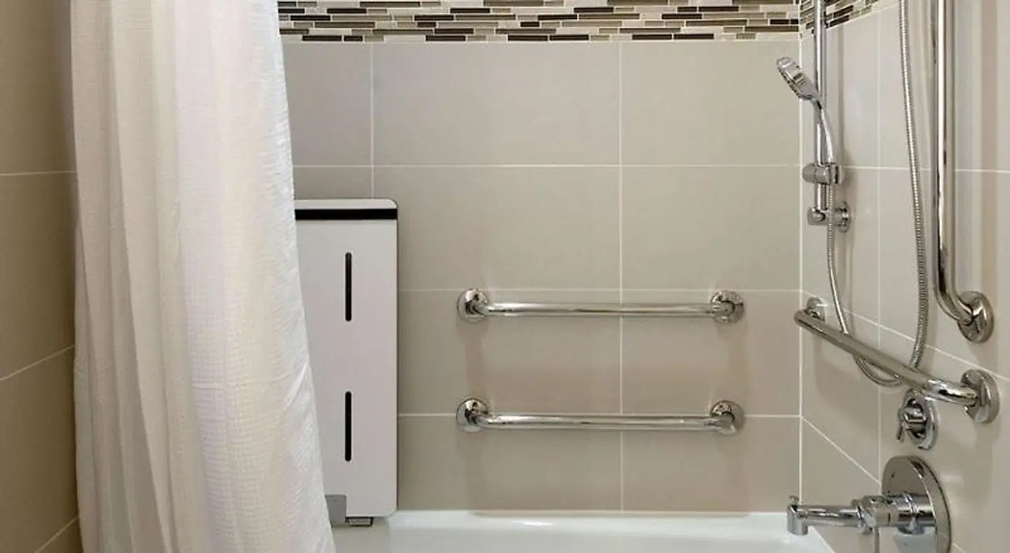 Redondo Beach Hotel, Tapestry Collection by Hilton BATHROOM