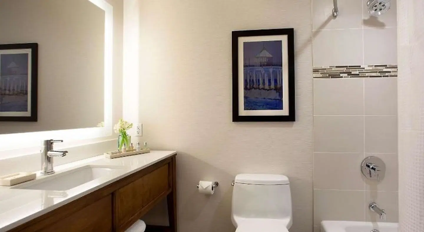 Redondo Beach Hotel, Tapestry Collection by Hilton BATHROOM