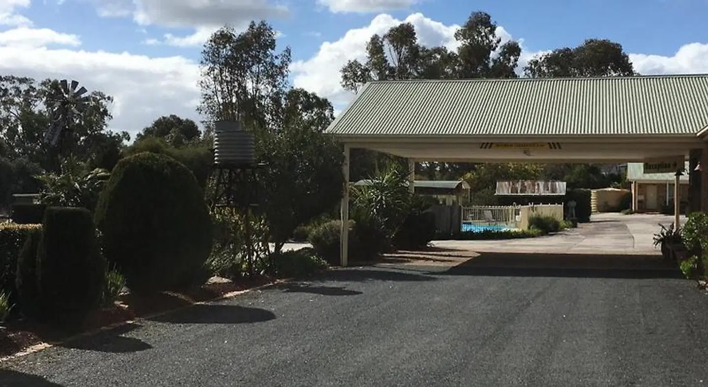 Tuckerbox Motor Inn EXTERIOR