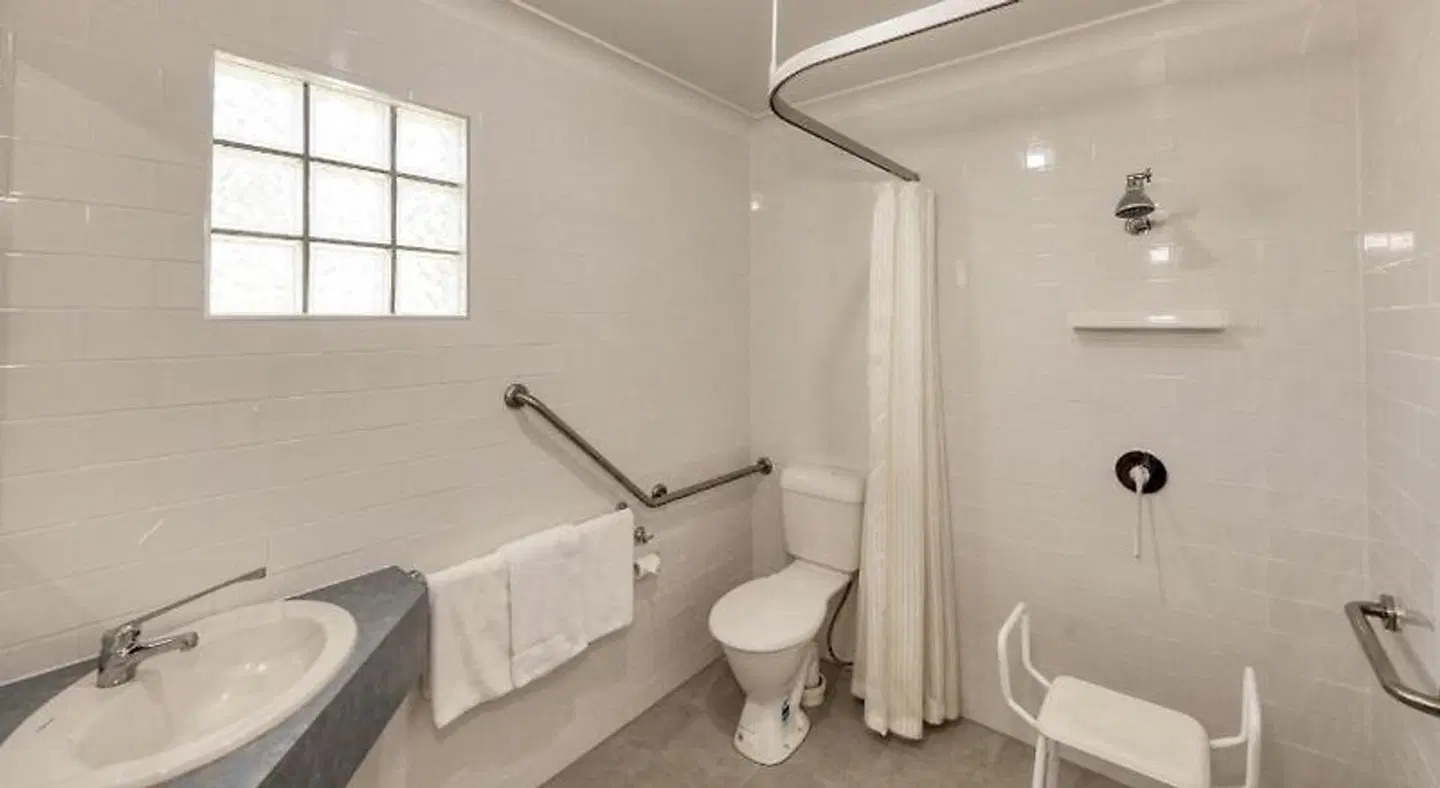 Riverland Motor Inn BATHROOM