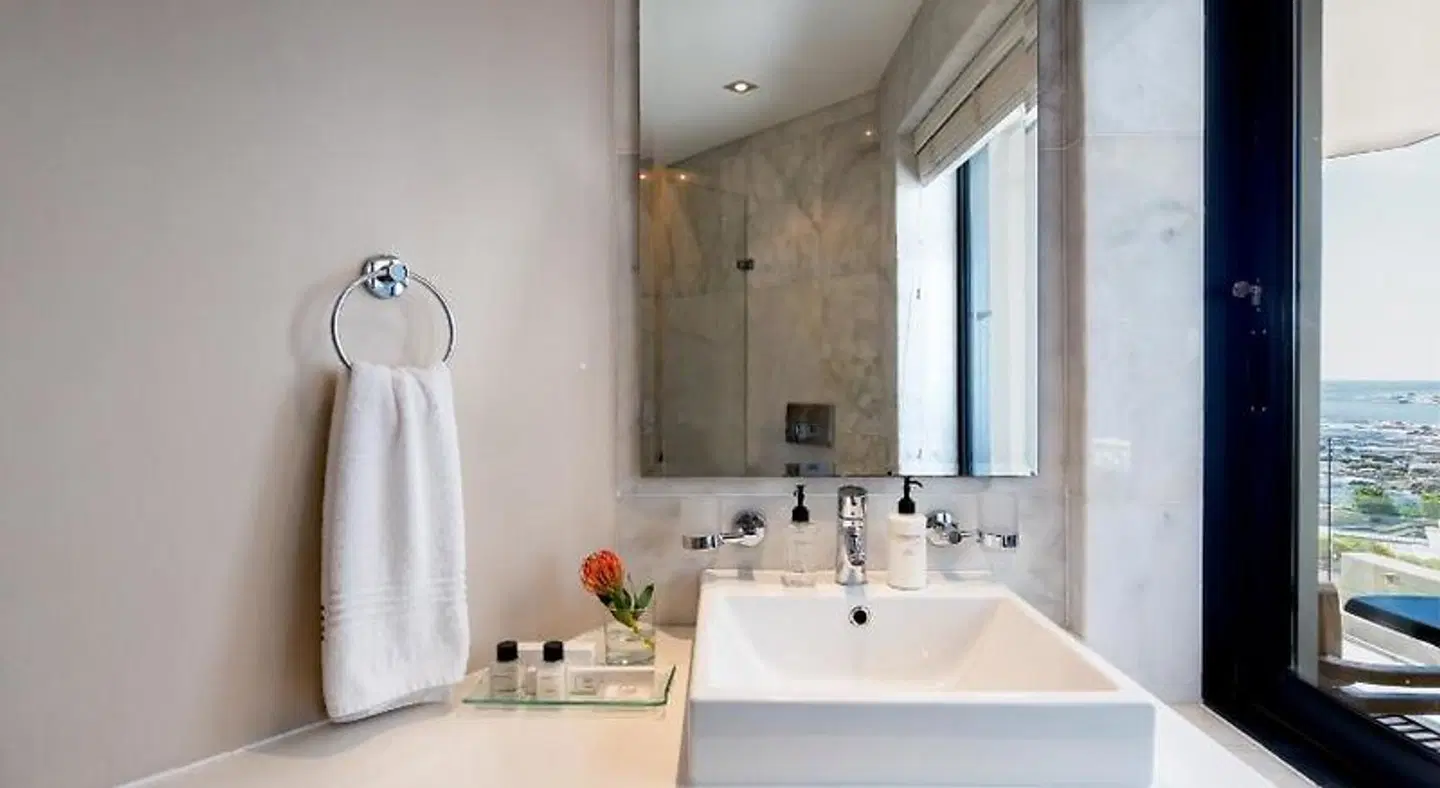 Houghton View 13 Luxury Apartments BATHROOM