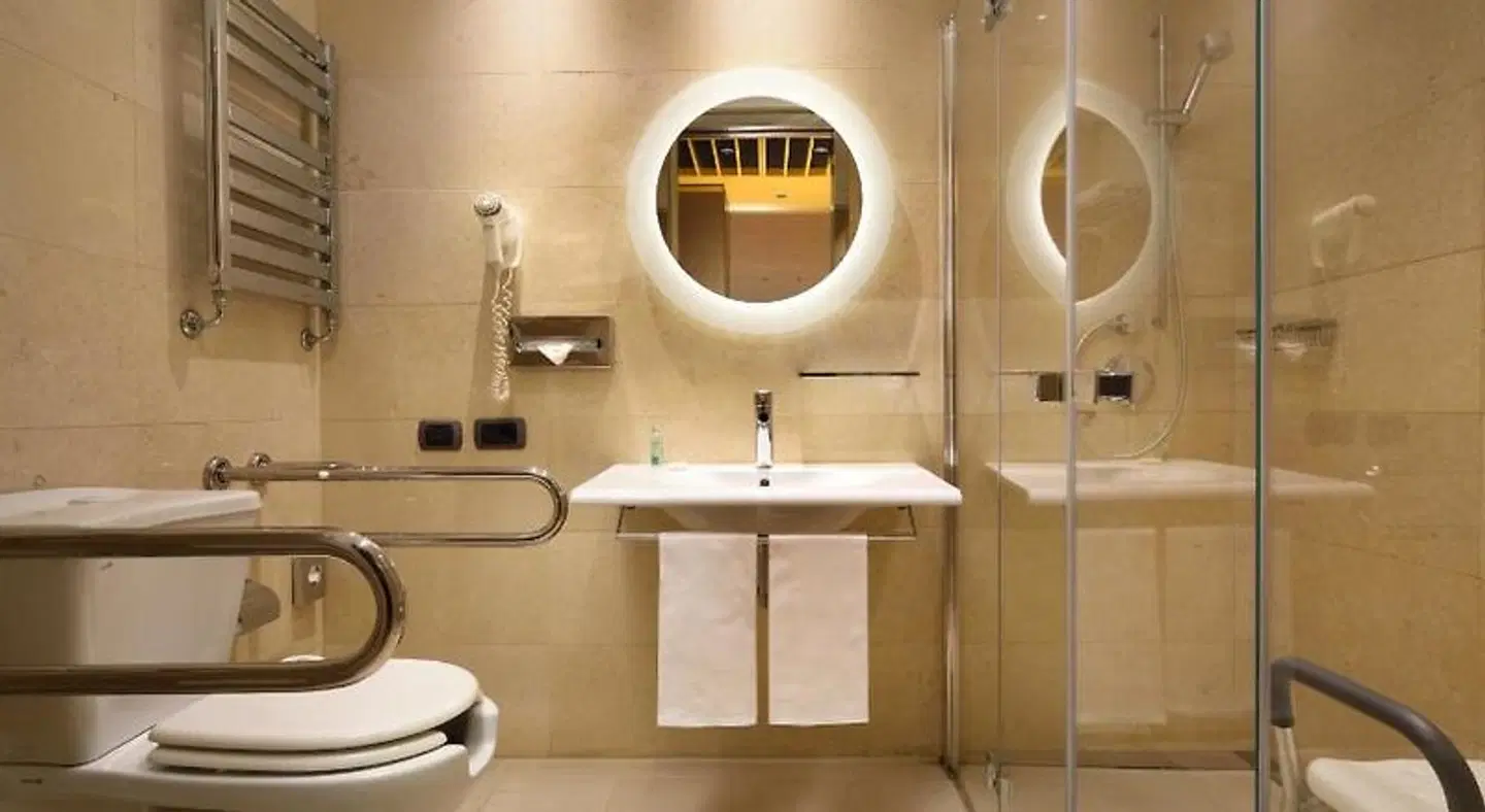UNA Hotel Bologna BATHROOM