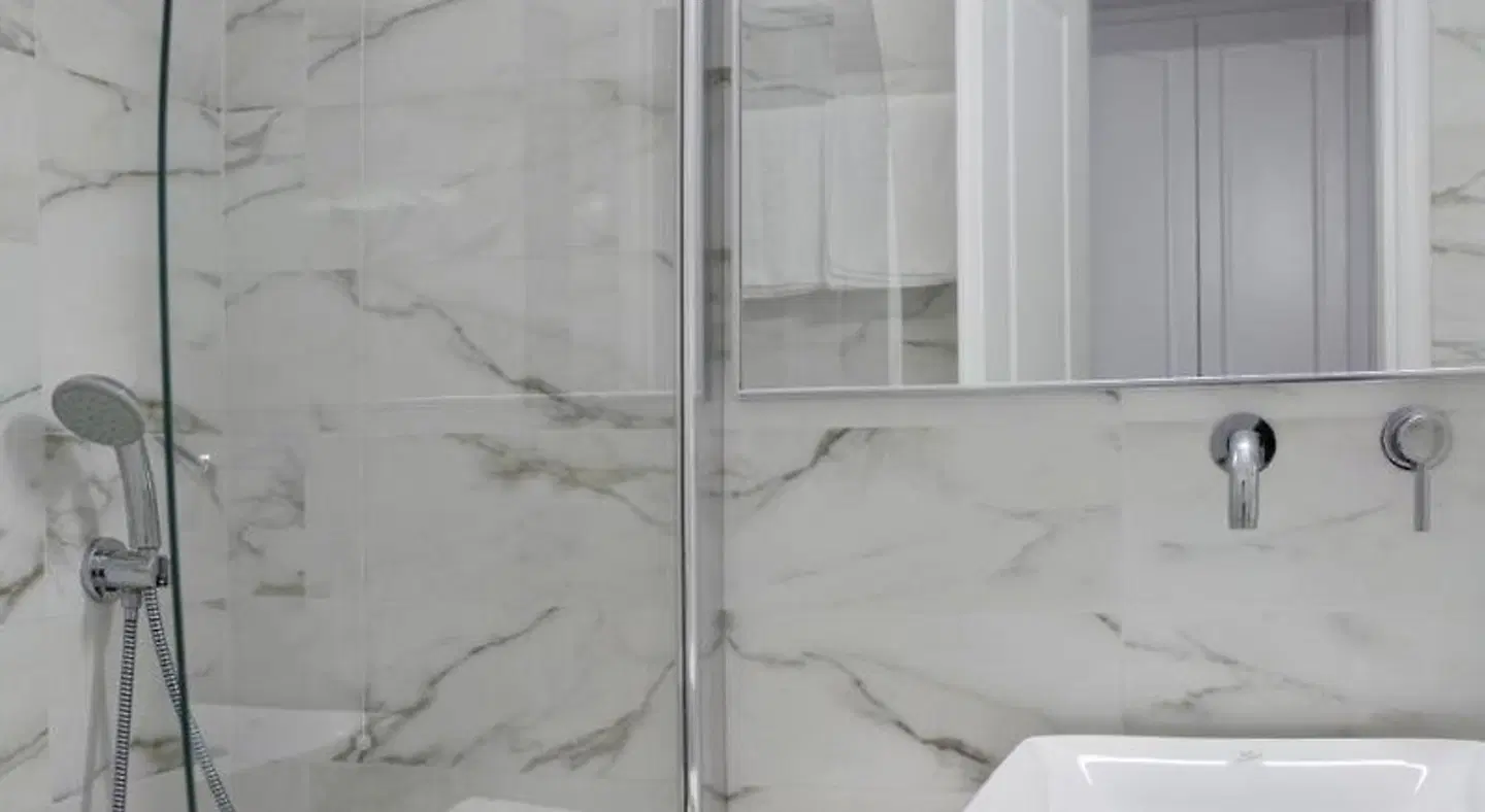 Kamari Hotel BATHROOM