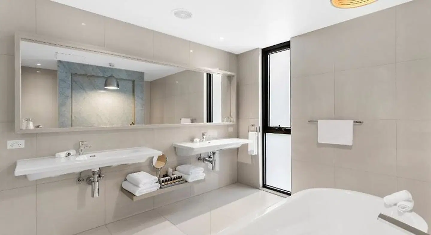 Flinders Hotel BATHROOM